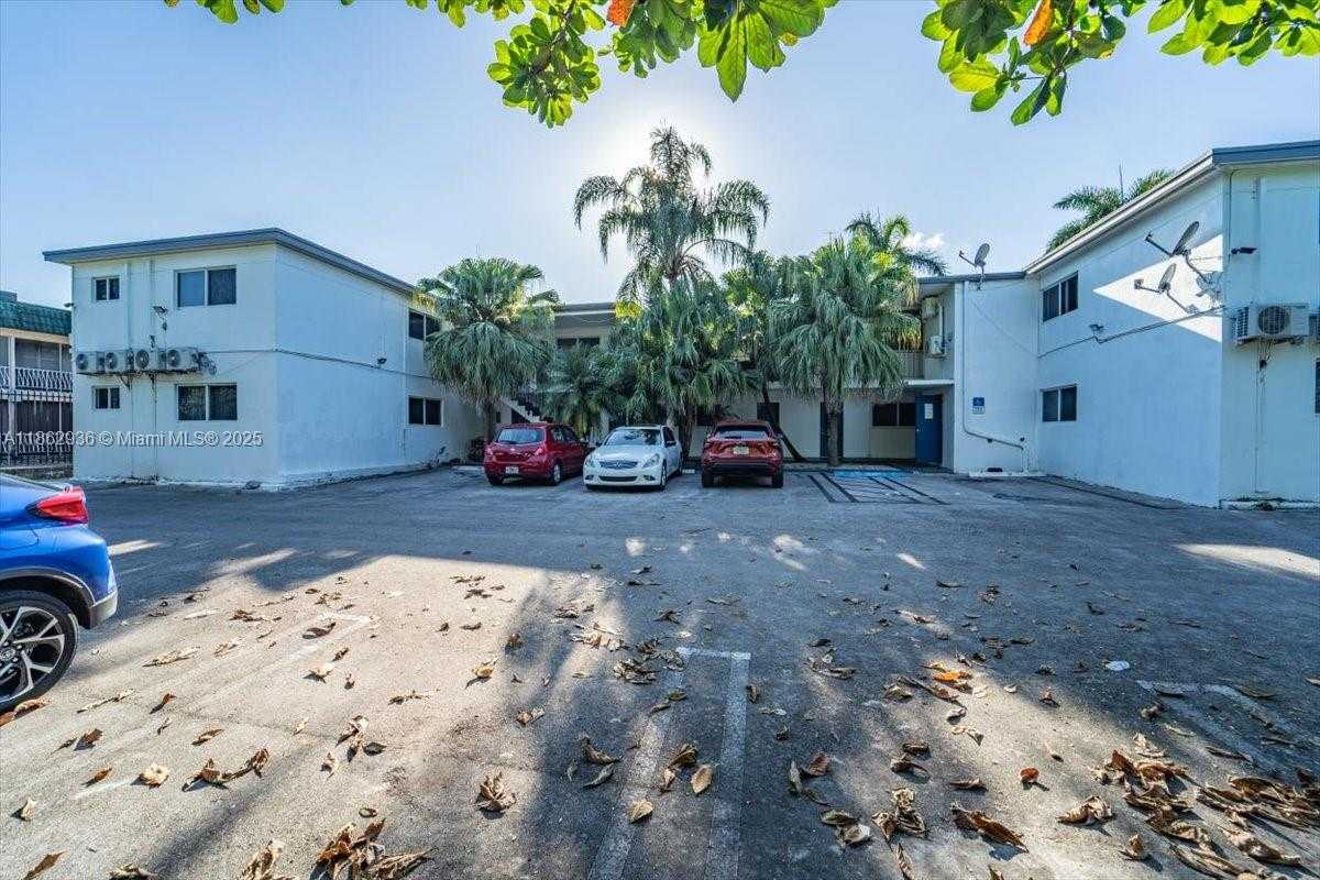 Small Image of 13201 MEMORIAL HWY #28, North Miami Number 13