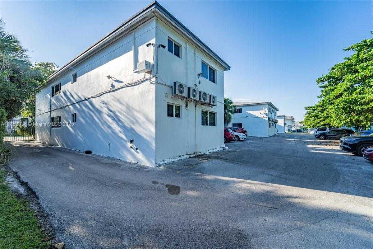 Small Image of 13201 MEMORIAL HWY #28, North Miami Number 15