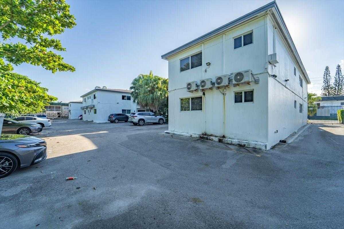 Small Image of 13201 MEMORIAL HWY #28, North Miami Number 16