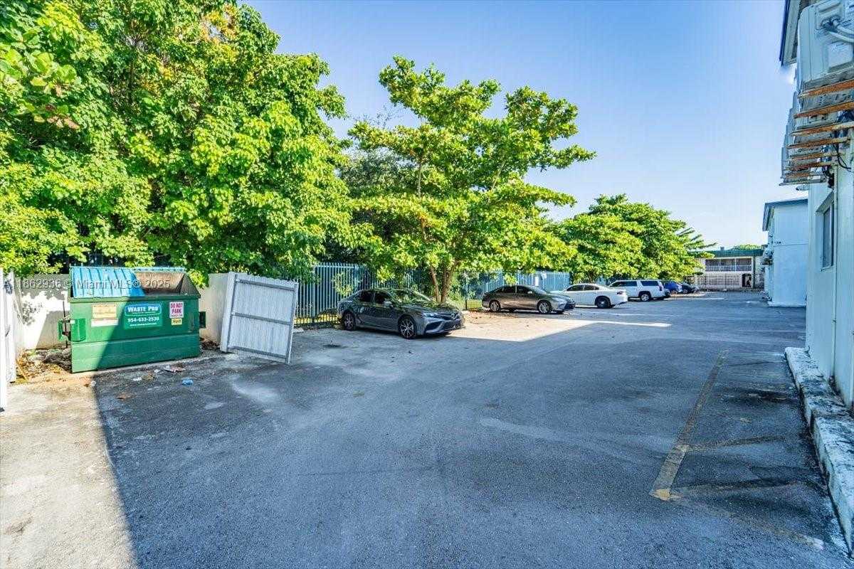 Small Image of 13201 MEMORIAL HWY #28, North Miami Number 17