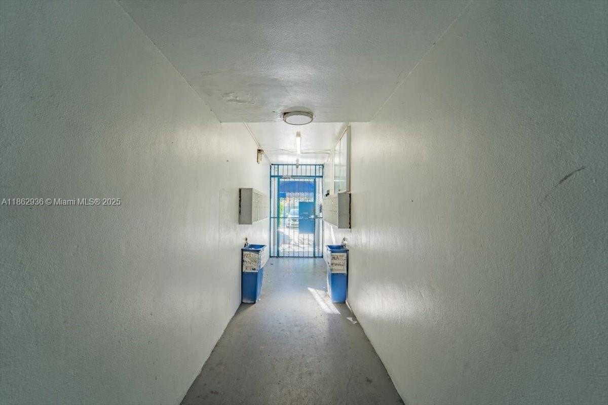 Small Image of 13201 MEMORIAL HWY #28, North Miami Number 18