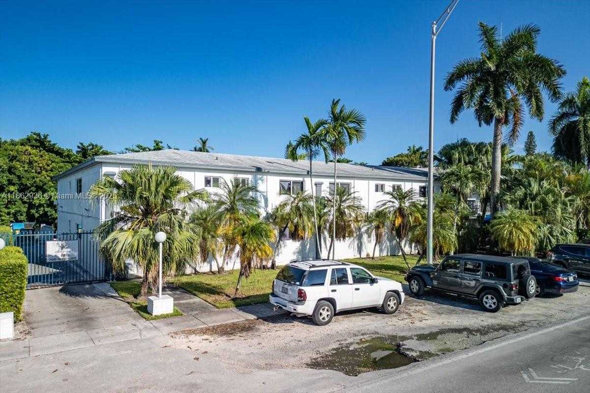 Small Image of 13201 MEMORIAL HWY #28, North Miami Number 19