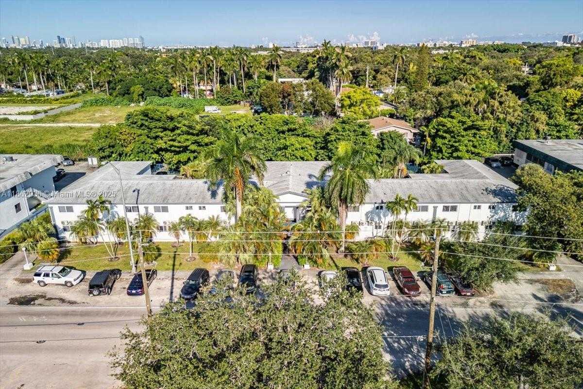 Small Image of 13201 MEMORIAL HWY #28, North Miami Number 21