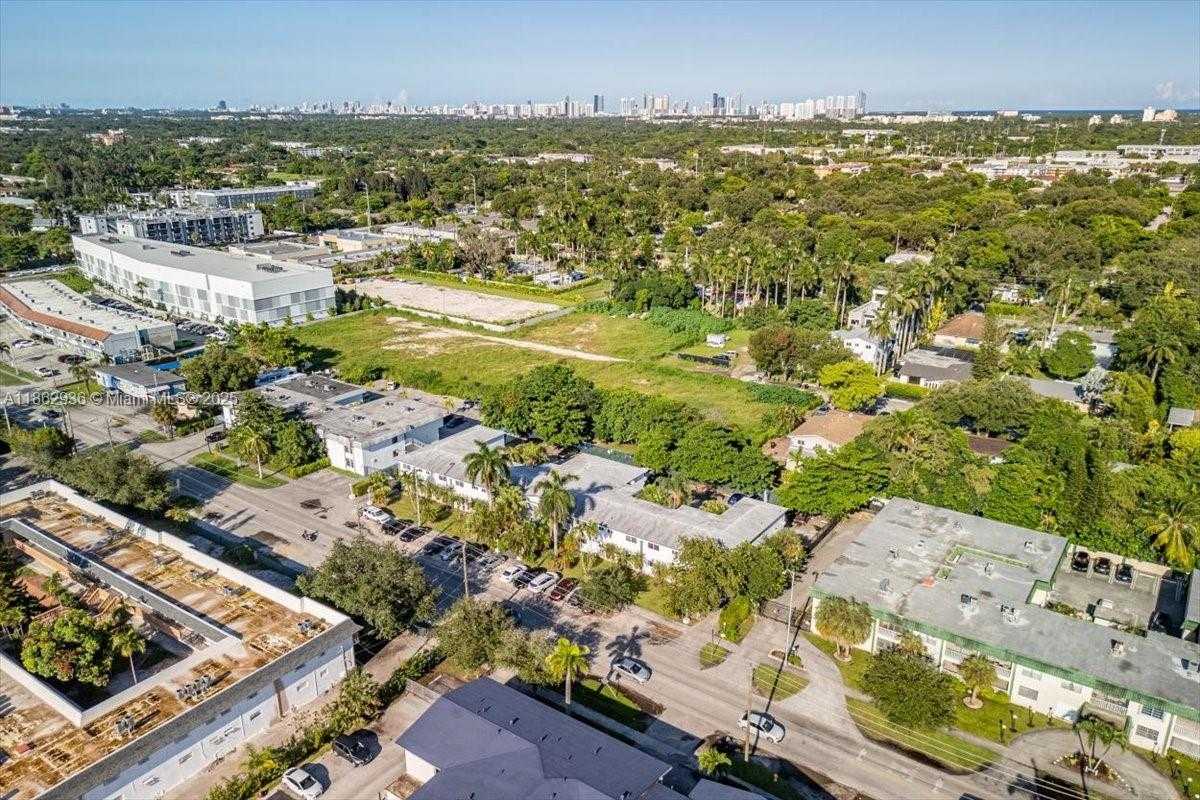 Small Image of 13201 MEMORIAL HWY #28, North Miami Number 23