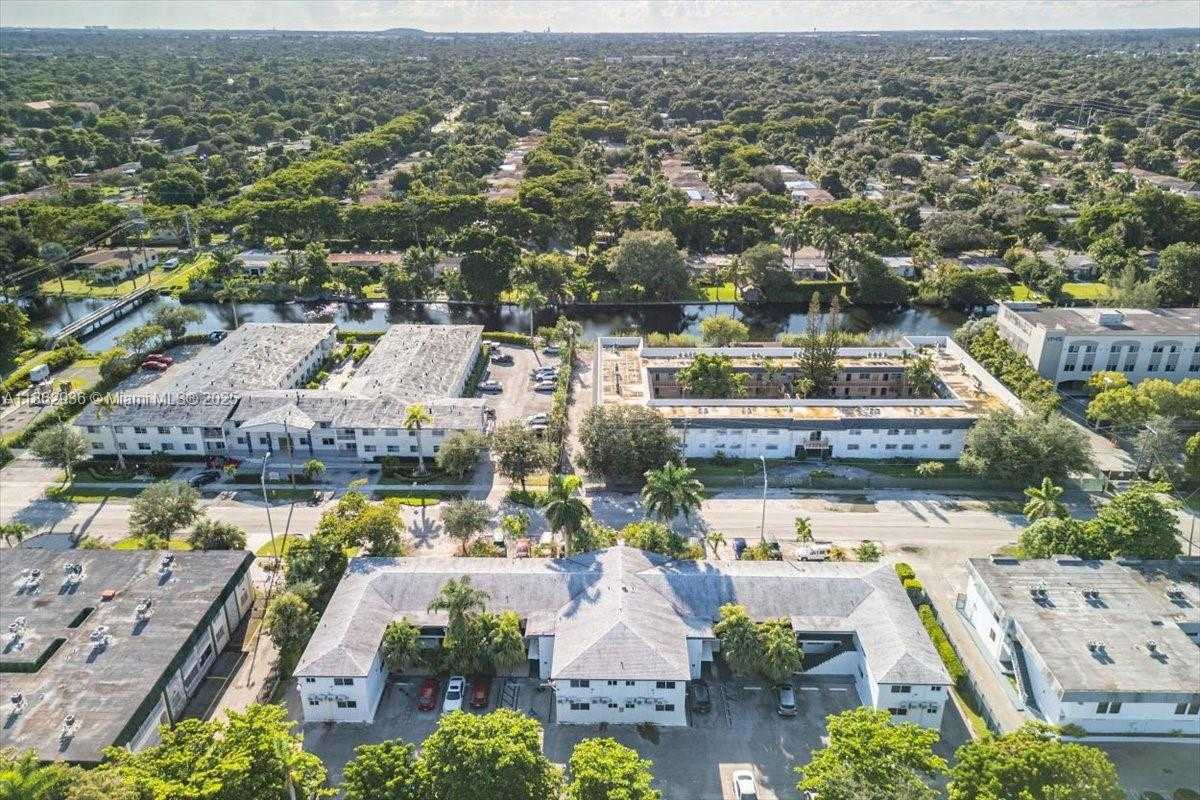 Small Image of 13201 MEMORIAL HWY #28, North Miami Number 26