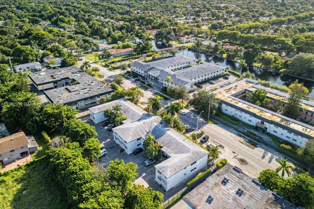 Small Image of 13201 MEMORIAL HWY #28, North Miami Number 27