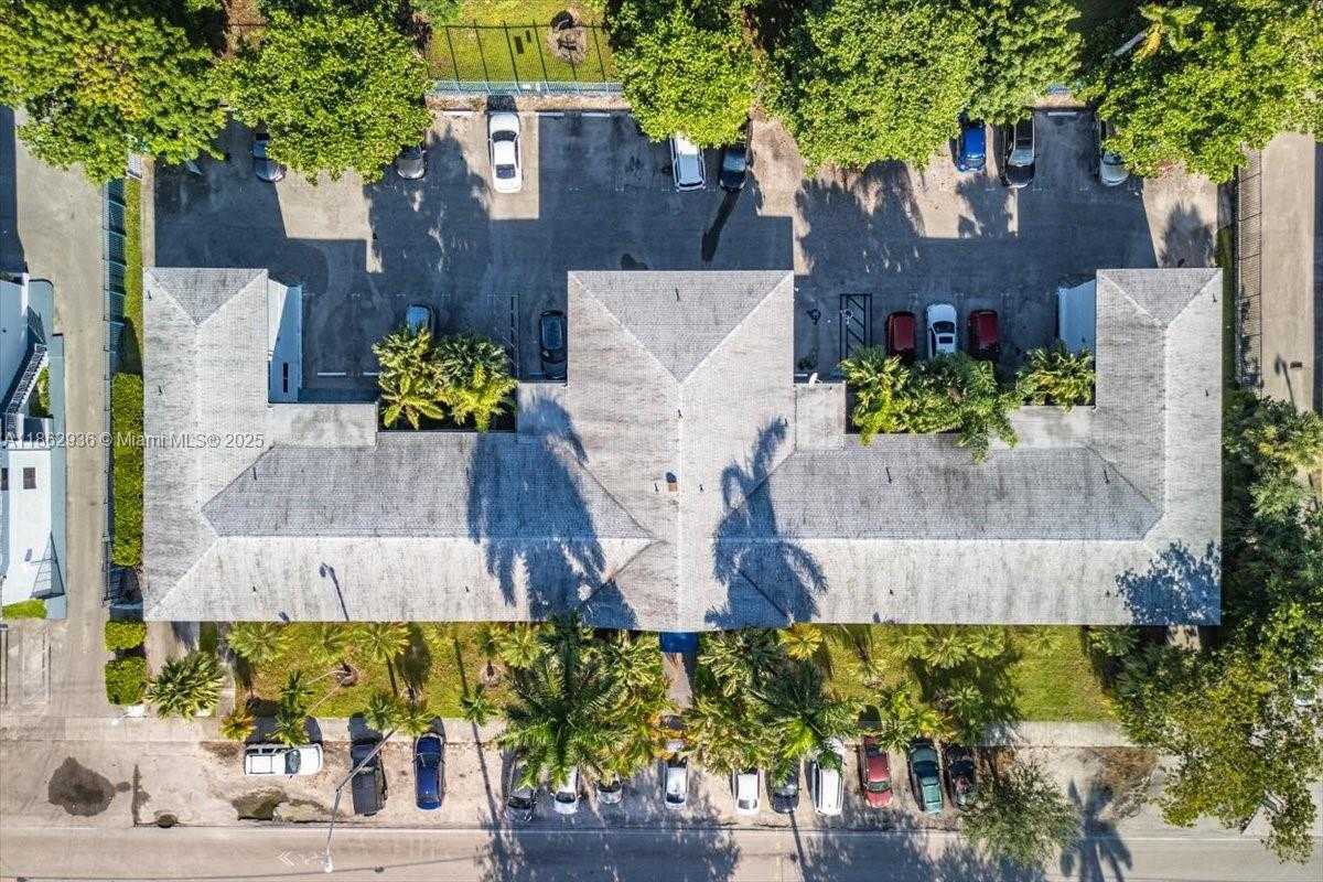 Small Image of 13201 MEMORIAL HWY #28, North Miami Number 31