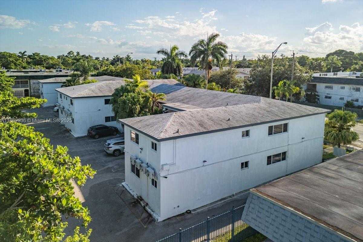 Small Image of 13201 MEMORIAL HWY #28, North Miami Number 35