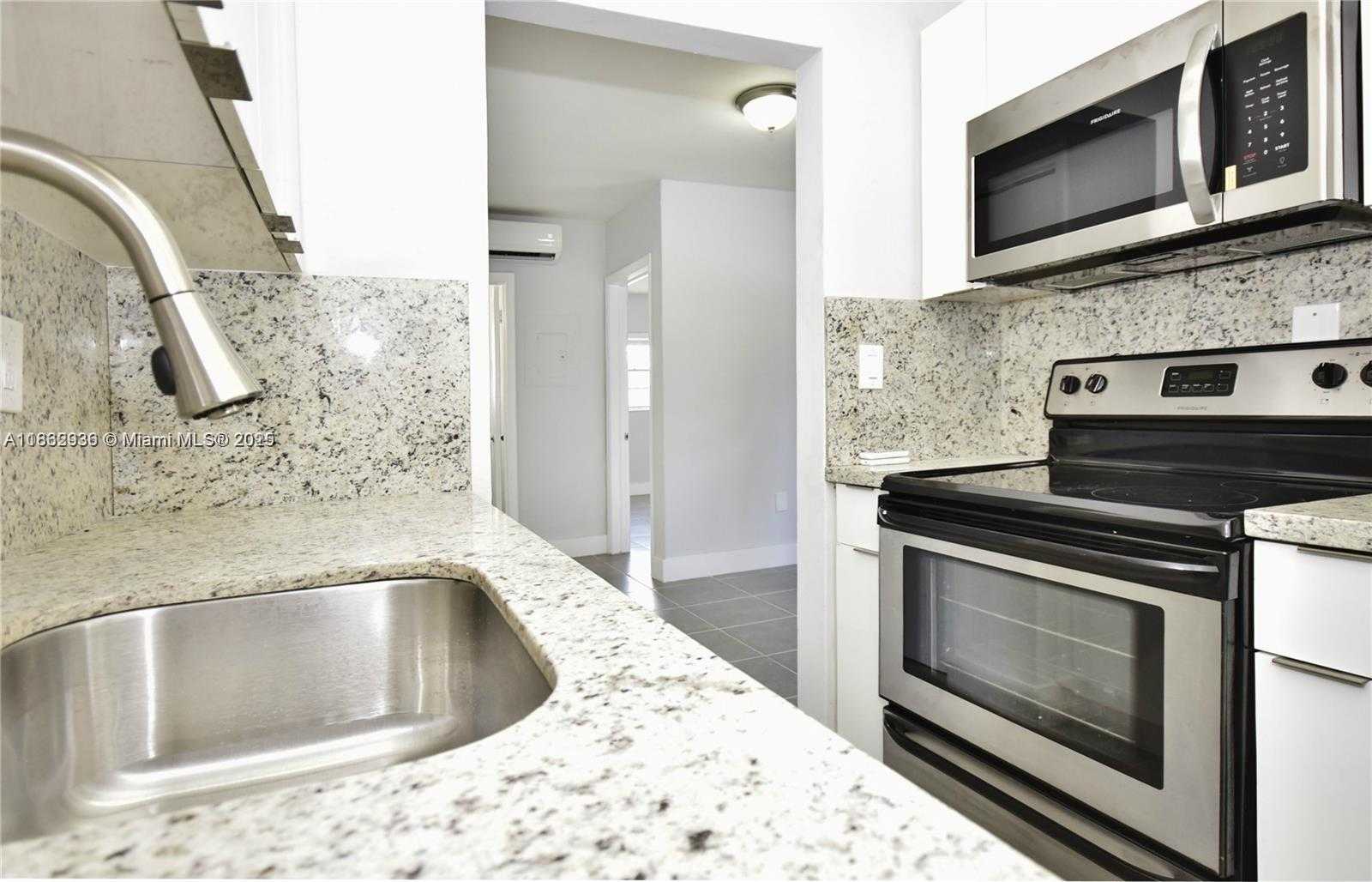 Small Image of 13201 MEMORIAL HWY #28, North Miami Number 4