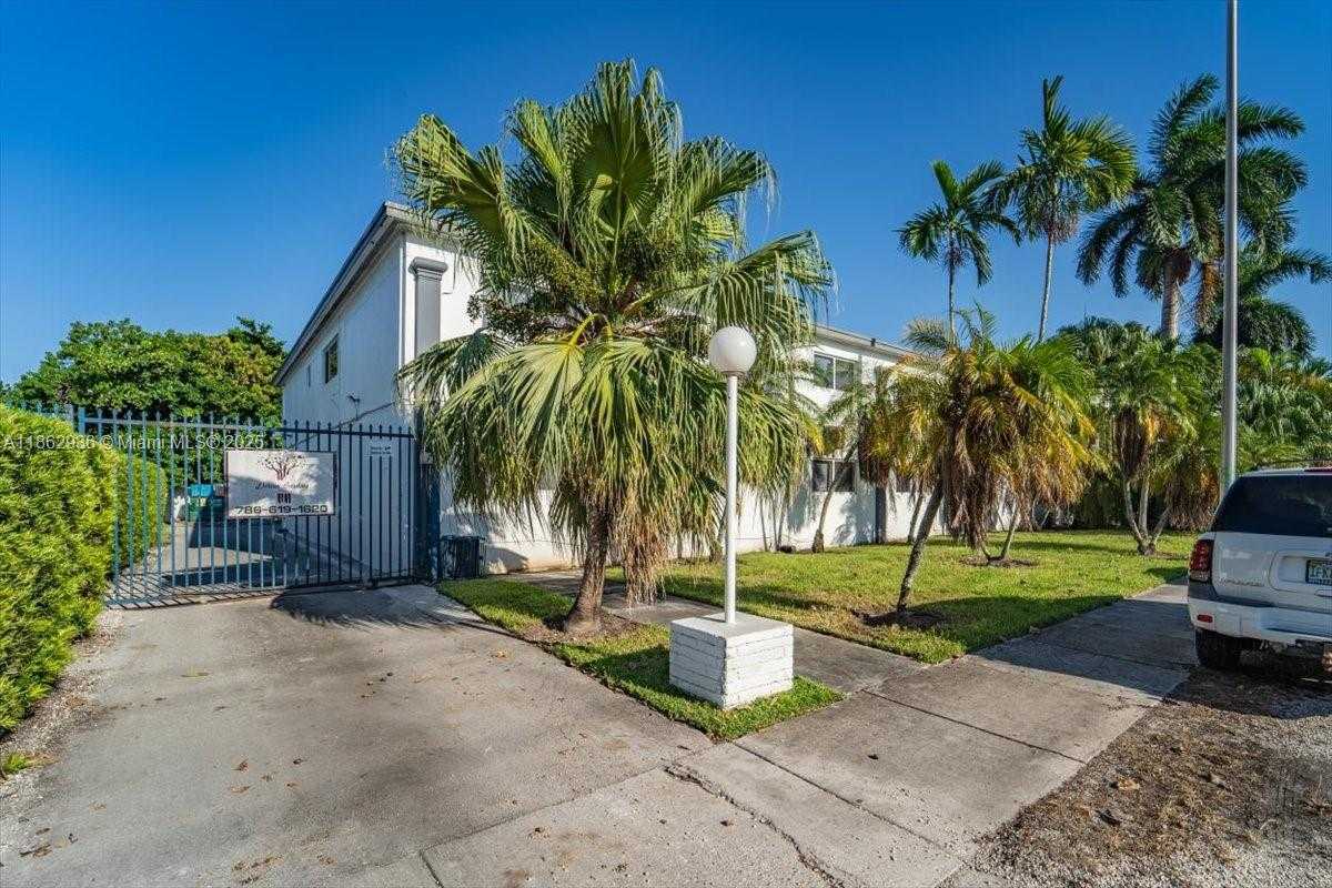 Small Image of 13201 MEMORIAL HWY #28, North Miami Number 7