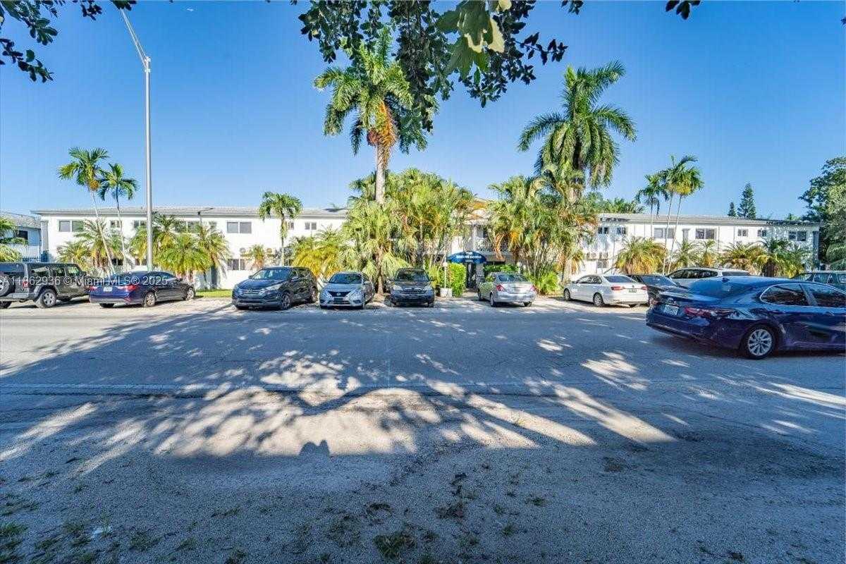 Small Image of 13201 MEMORIAL HWY #28, North Miami Number 8