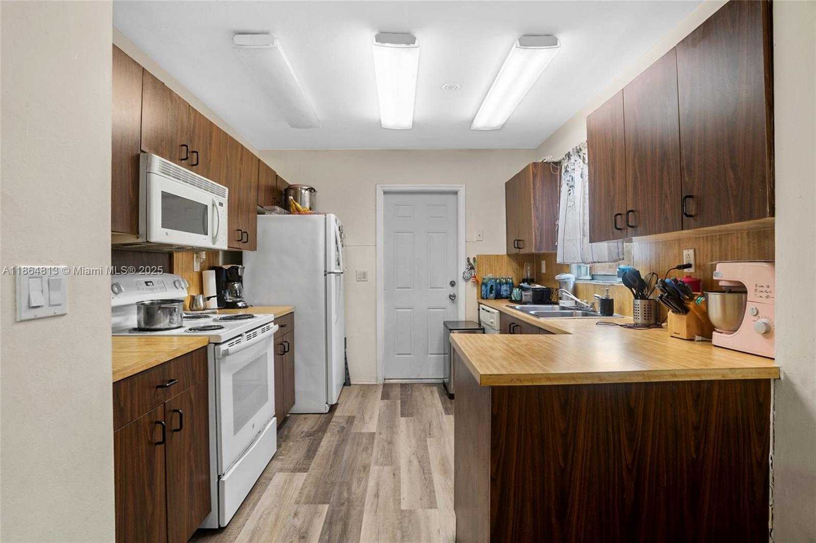 Small Image of 5850 LINCOLN ST #2, Hollywood Number 10