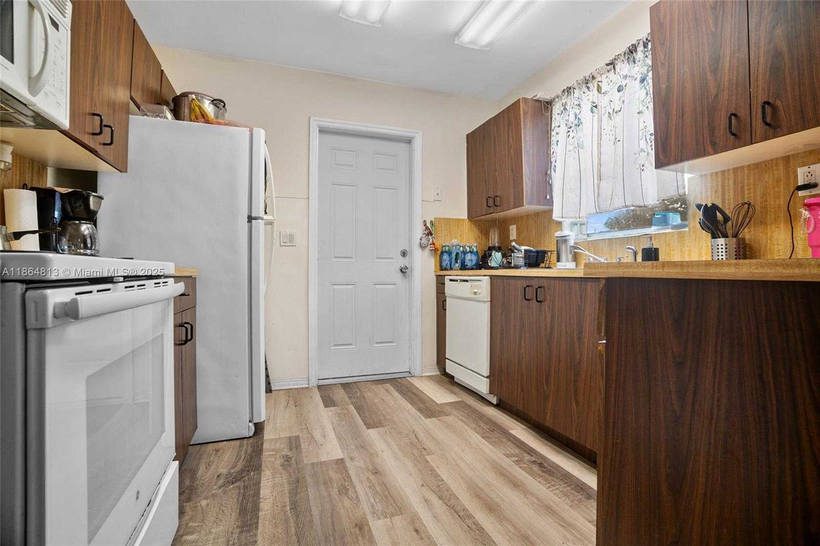 Small Image of 5850 LINCOLN ST #2, Hollywood Number 11