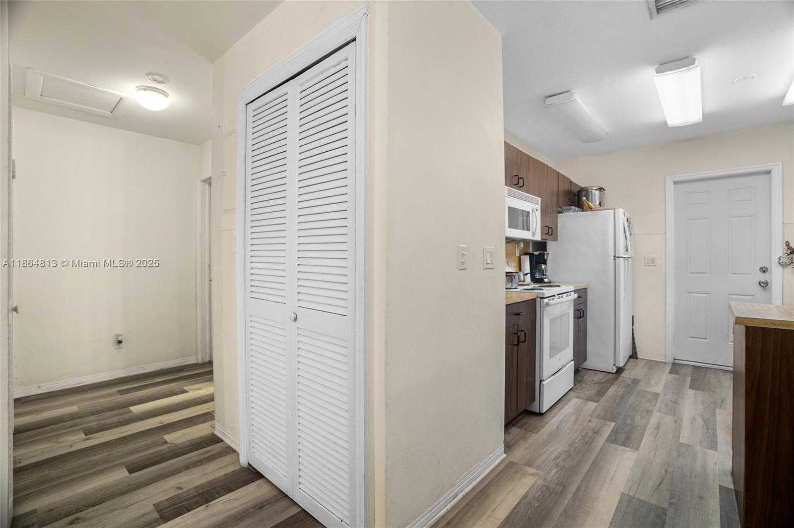 Small Image of 5850 LINCOLN ST #2, Hollywood Number 12