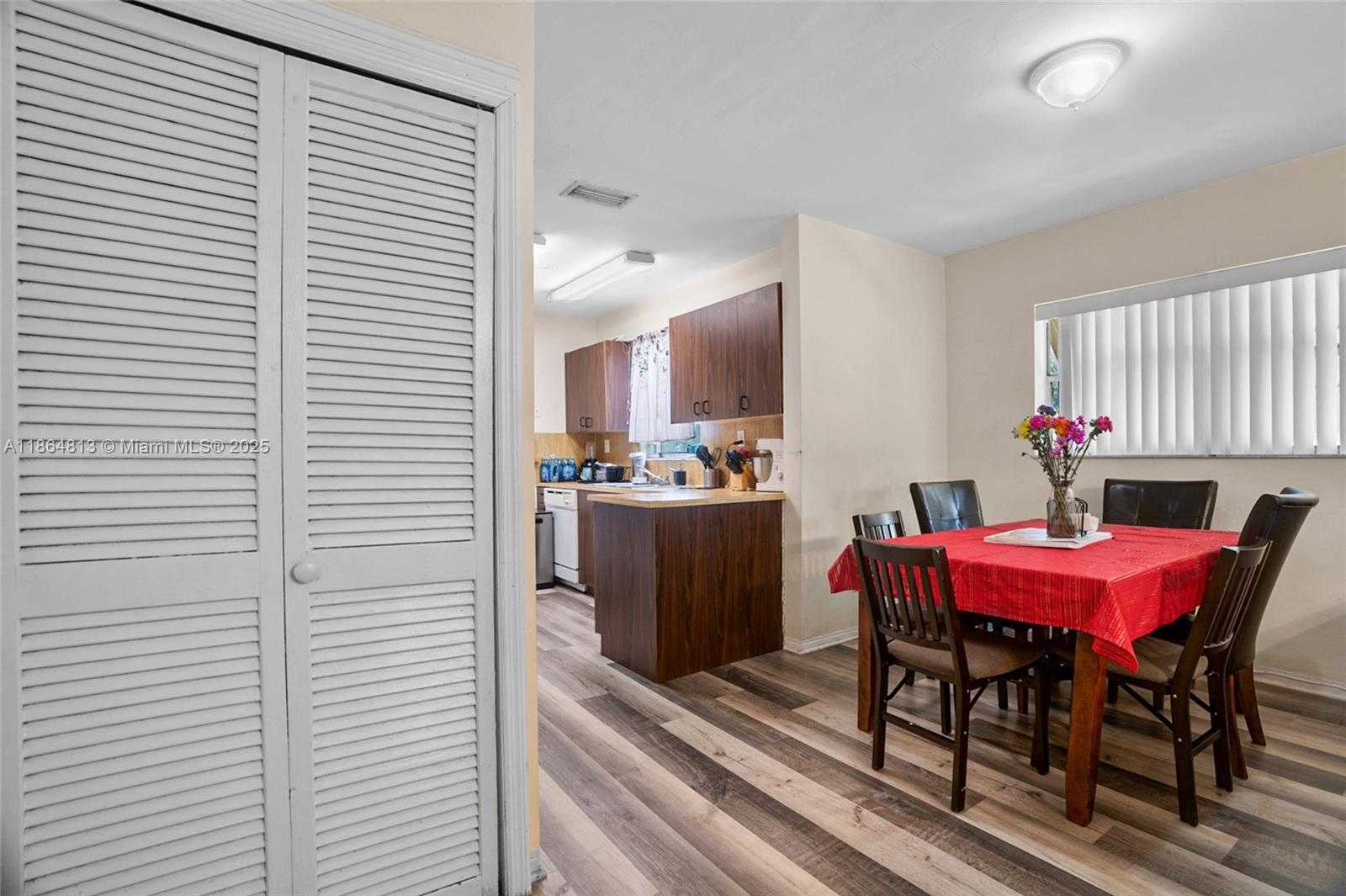 Small Image of 5850 LINCOLN ST #2, Hollywood Number 9
