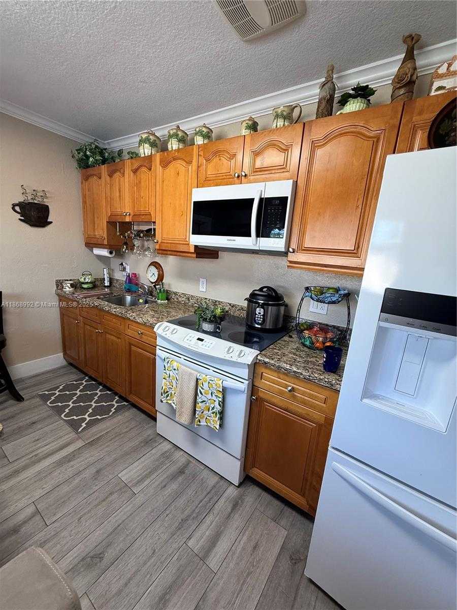 Small Image of 7046 SOUTH WEST 22ND ST #2, Miami Number 27