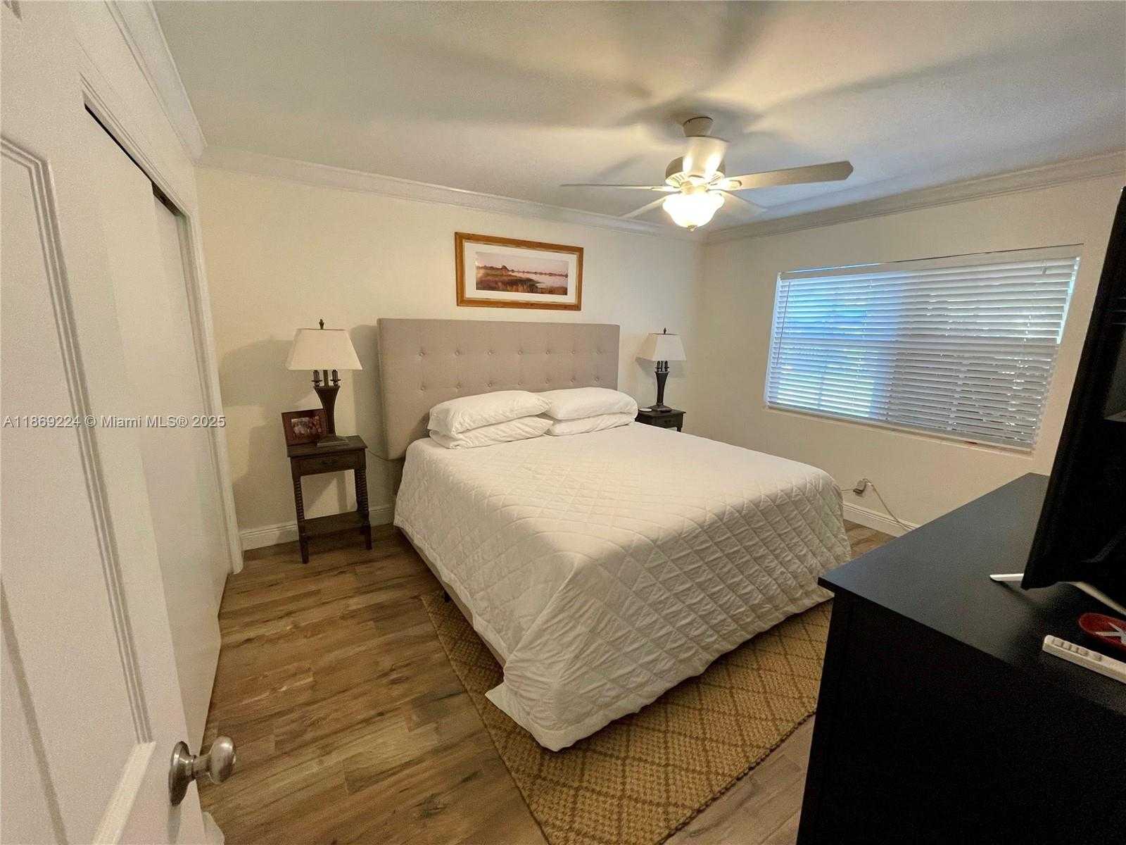 Small Image of 121 LINDA LN #3, Palm Beach Shores Number 3