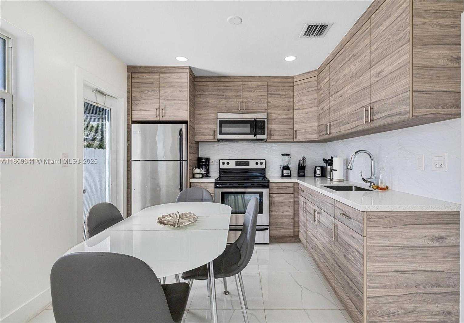 Small Image of 301 NORTH WEST 34TH ST, Miami Number 10