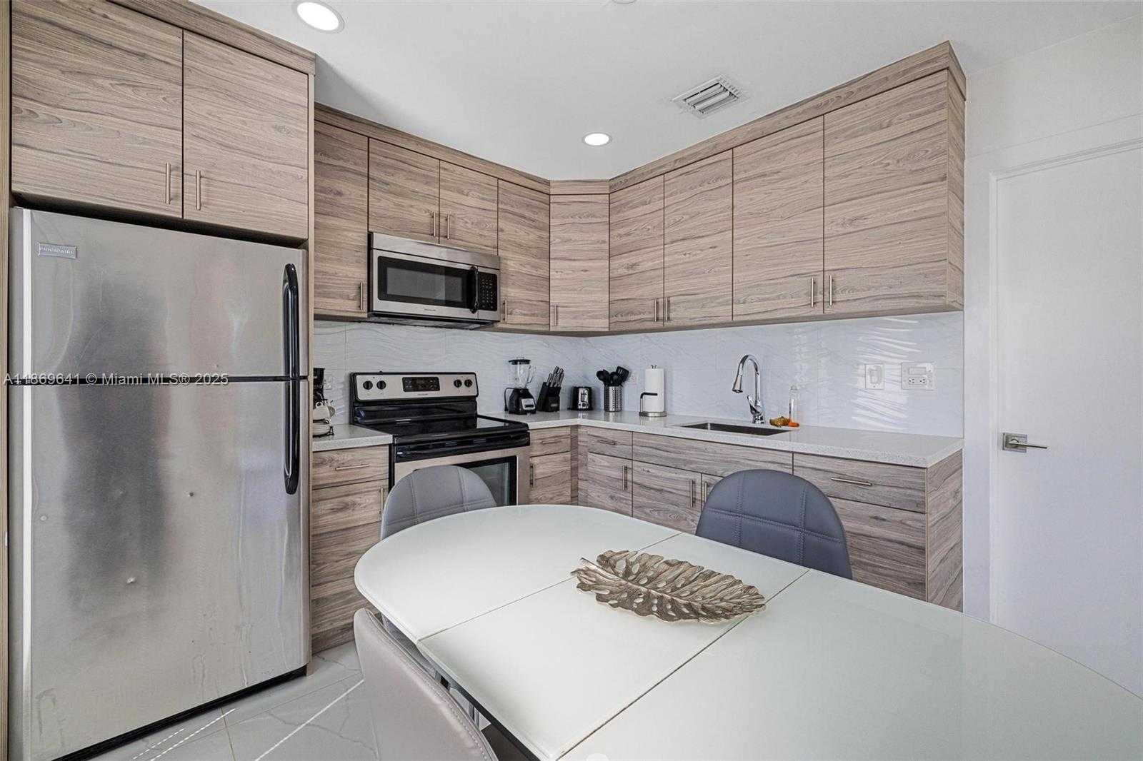 Small Image of 301 NORTH WEST 34TH ST, Miami Number 27