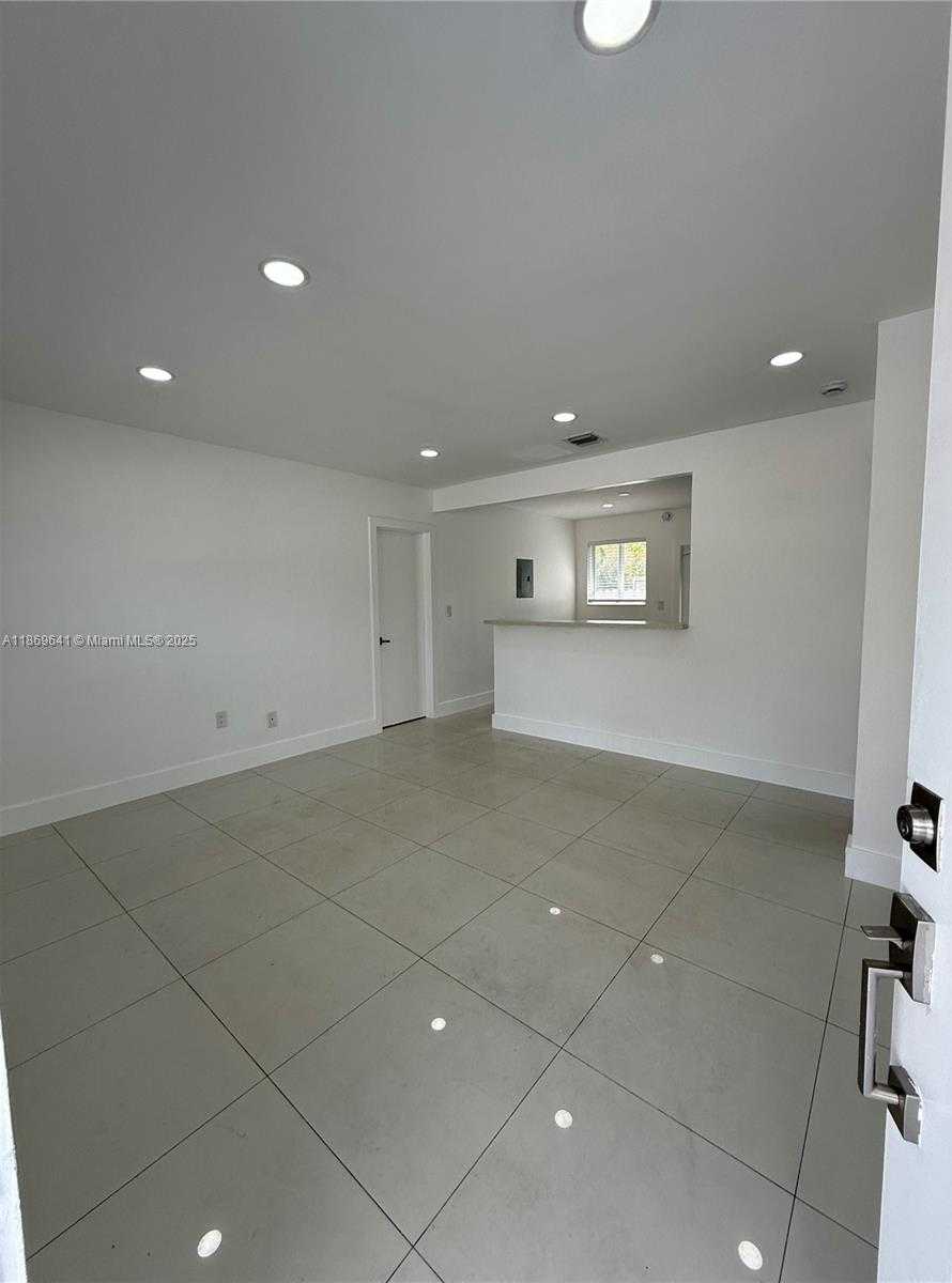 Small Image of 301 NORTH WEST 34TH ST, Miami Number 35