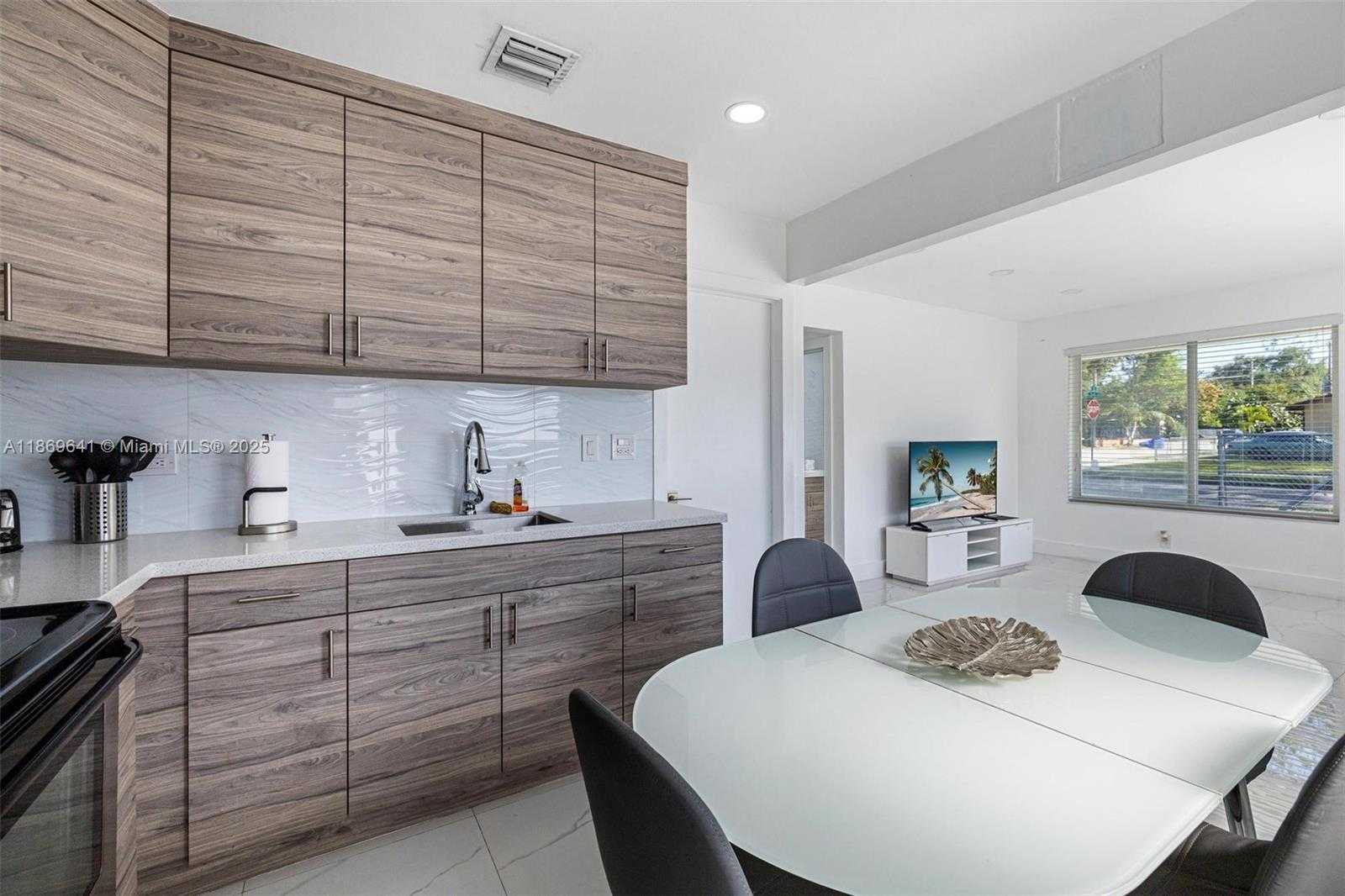 Small Image of 301 NORTH WEST 34TH ST, Miami Number 6