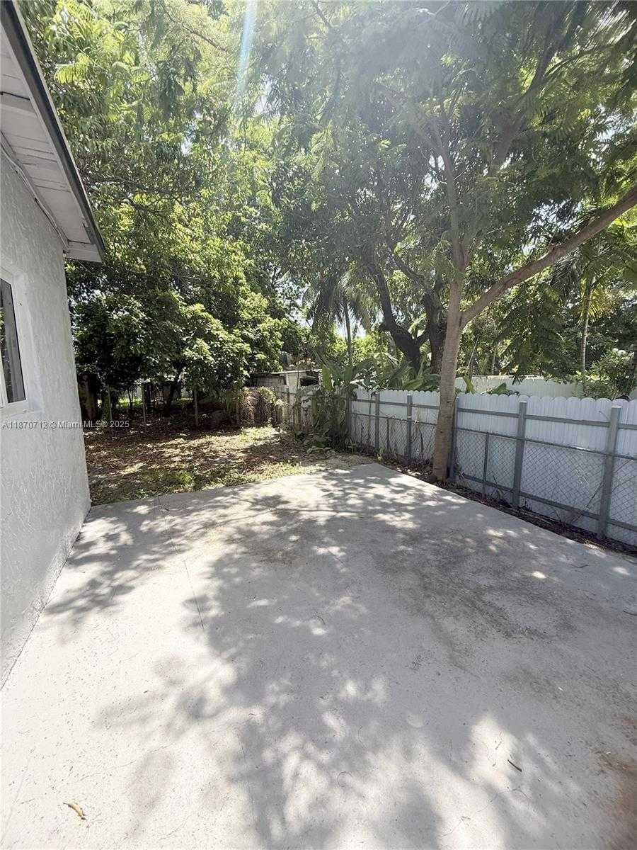 Small Image of 1450 NORTH WEST 35TH ST, Miami Number 11