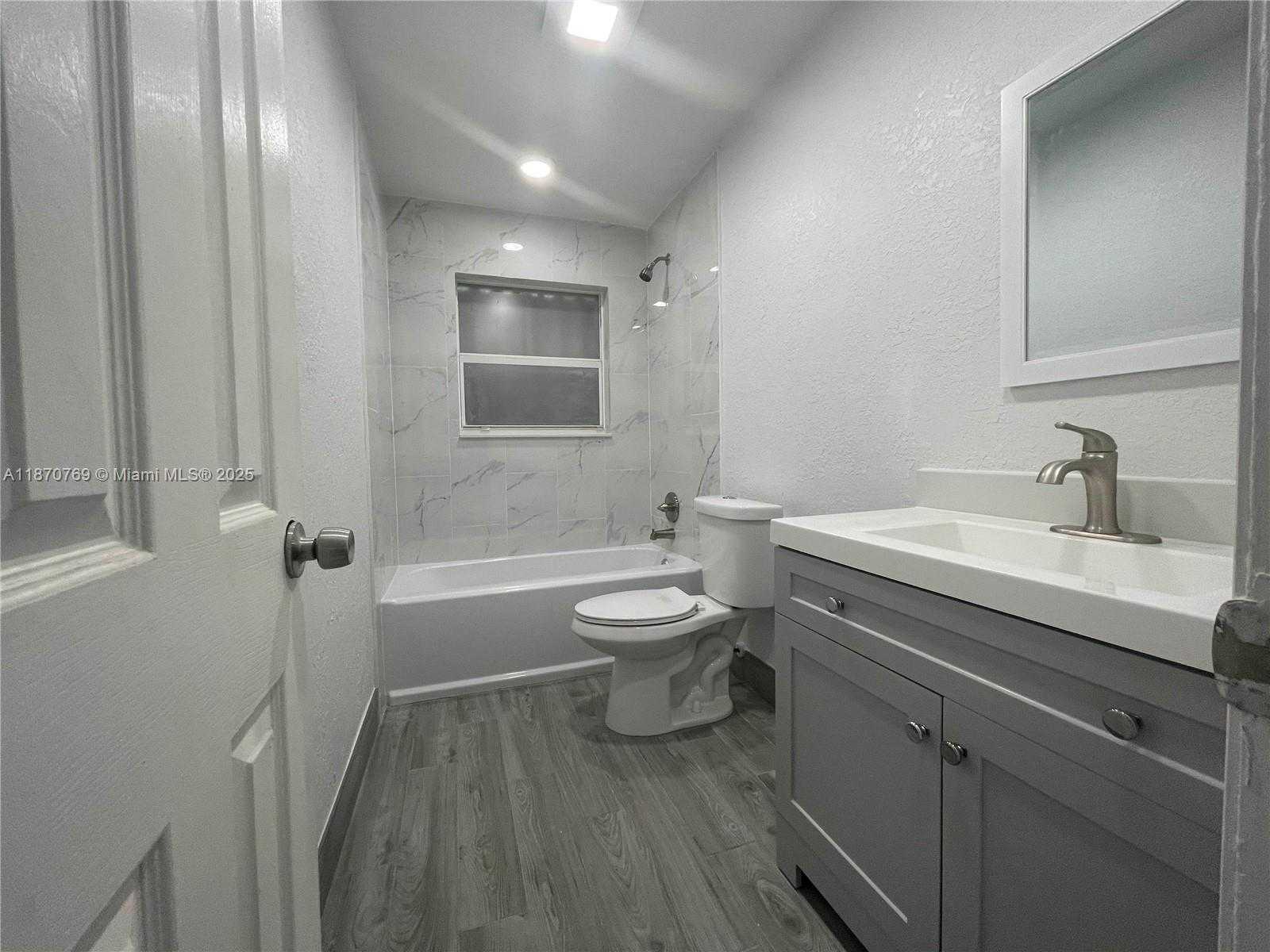 Small Image of 1719 LINCOLN ST #4, Hollywood Number 2