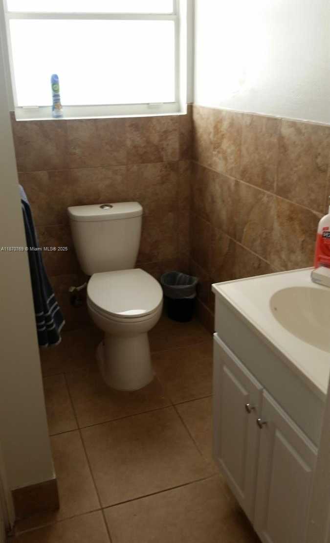 Small Image of 1719 LINCOLN ST #4, Hollywood Number 26