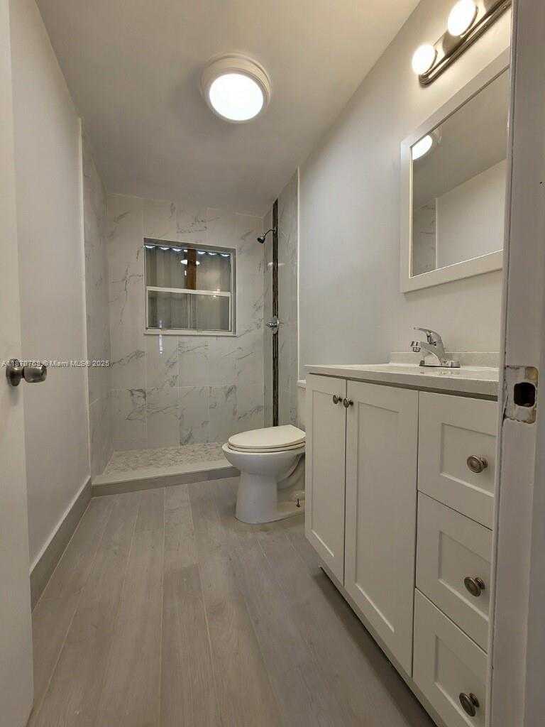 Small Image of 1719 LINCOLN ST #4, Hollywood Number 36