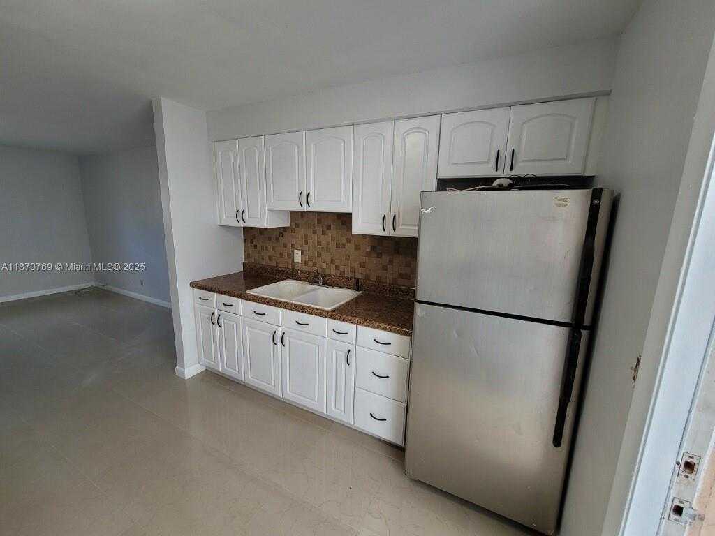 Small Image of 1719 LINCOLN ST #4, Hollywood Number 37