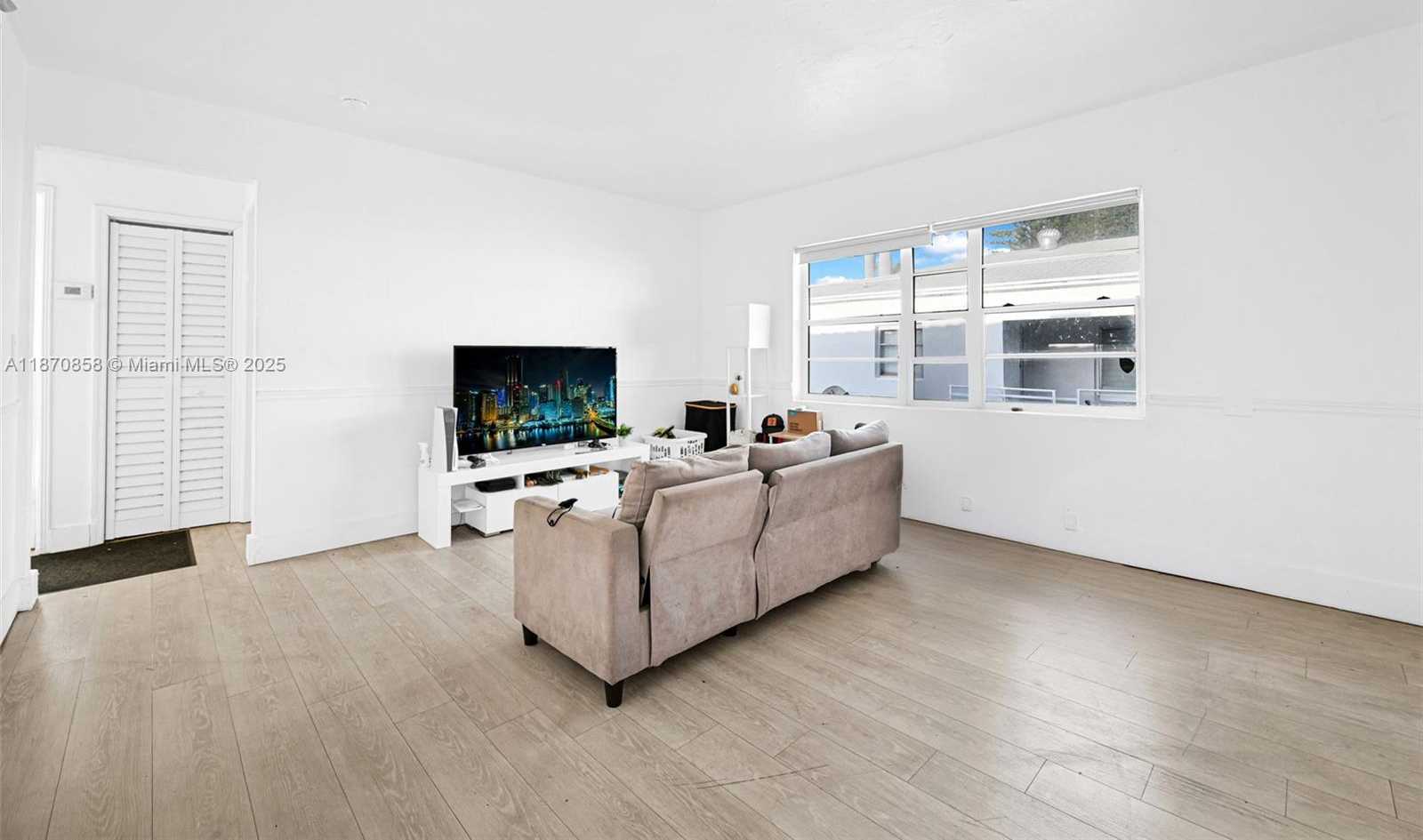 Small Image of 1784 MARSEILLE DR, Miami Beach Number 15