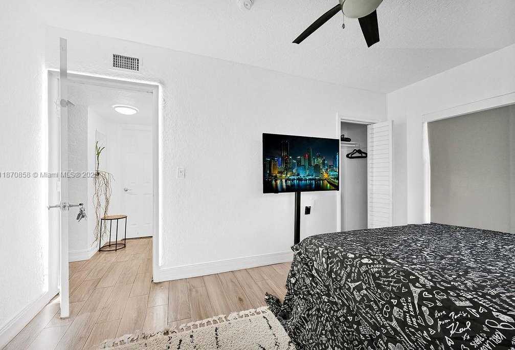 Small Image of 1784 MARSEILLE DR, Miami Beach Number 39