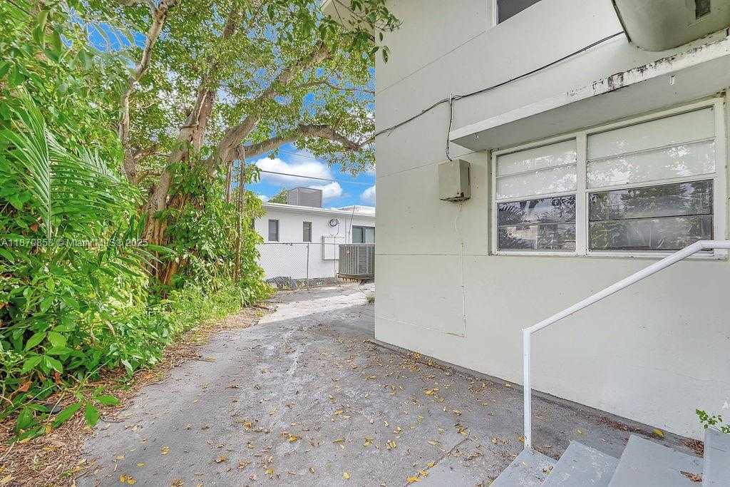 Small Image of 1784 MARSEILLE DR, Miami Beach Number 42
