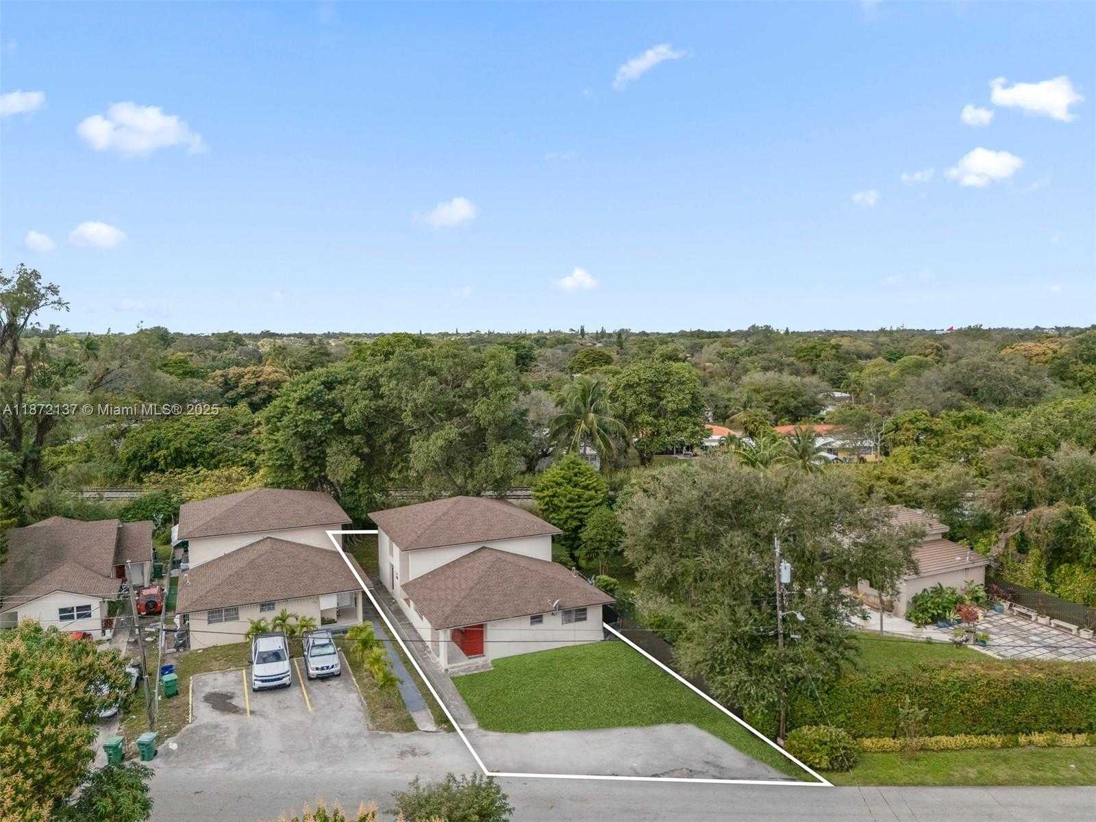 Small Image of 11330 PEACHTREE DR, Miami Number 3