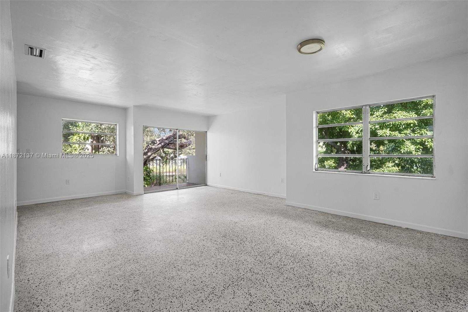 Small Image of 11330 PEACHTREE DR, Miami Number 6