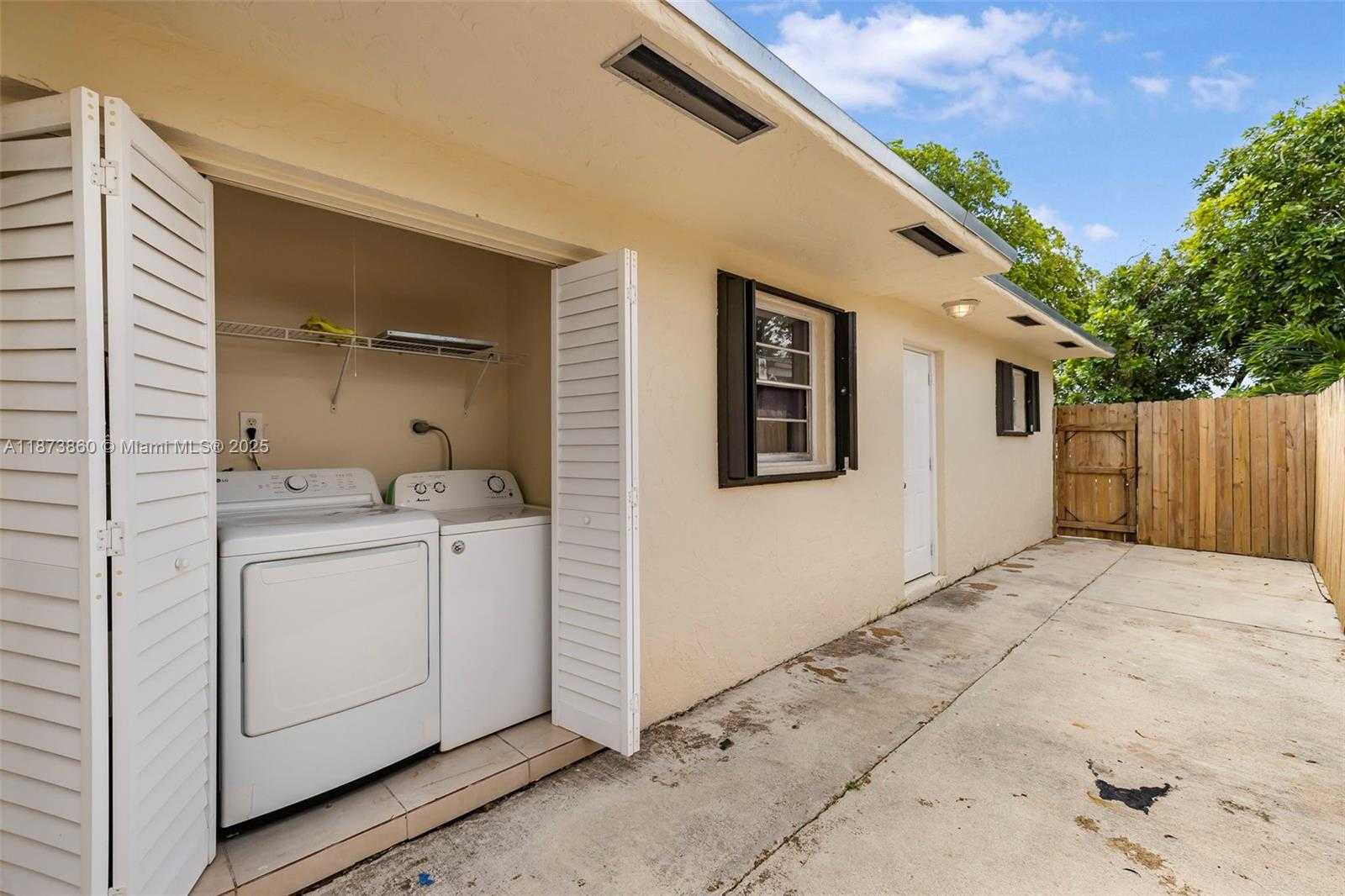 Small Image of 2033 DEWEY ST, Hollywood Number 14