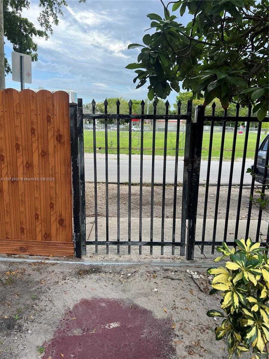 Small Image of 1581 NORTH EAST 117TH ST, Miami Number 4