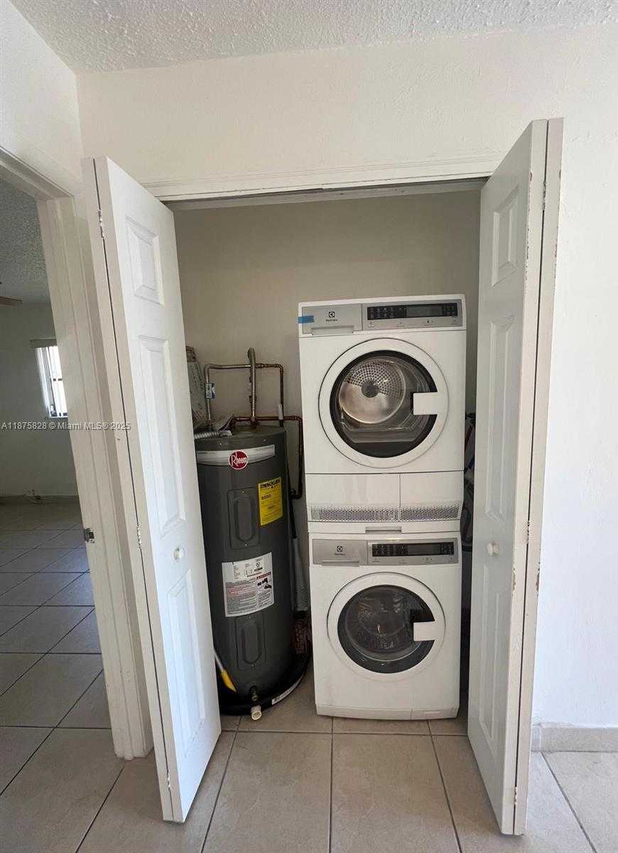 Small Image of 1670 HARDING ST, Hollywood Number 14