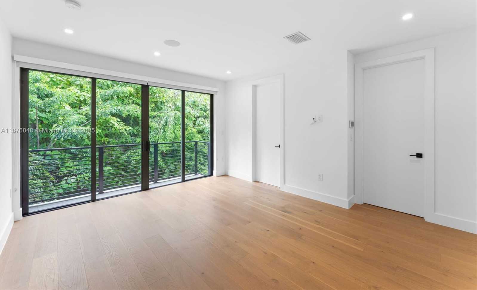 Small Image of 3130 PLAZA ST #2, Miami Number 14