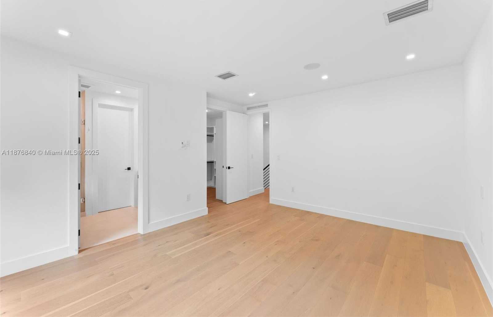 Small Image of 3130 PLAZA ST #2, Miami Number 15