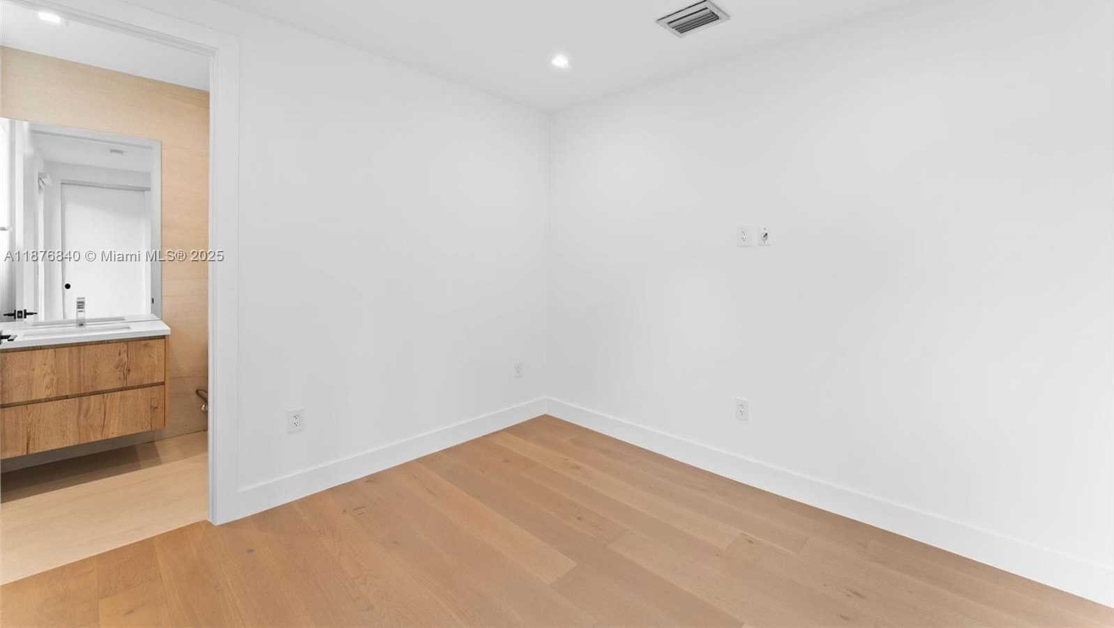 Small Image of 3130 PLAZA ST #2, Miami Number 26