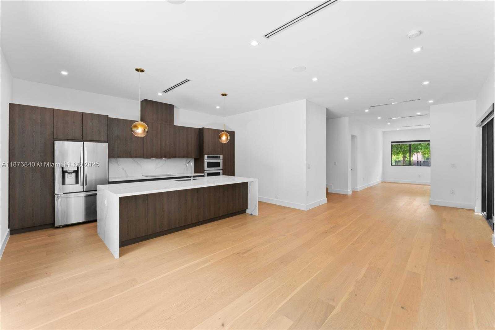 Small Image of 3130 PLAZA ST #2, Miami Number 8