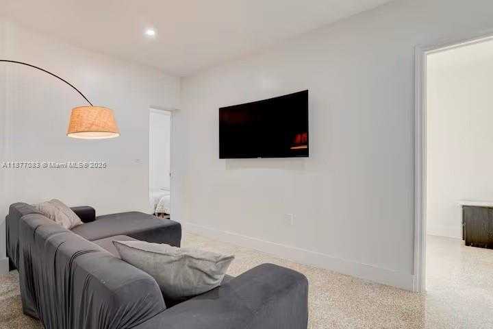 Small Image of Miami Number 10