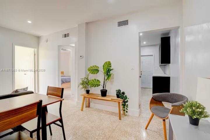 Small Image of Miami Number 4