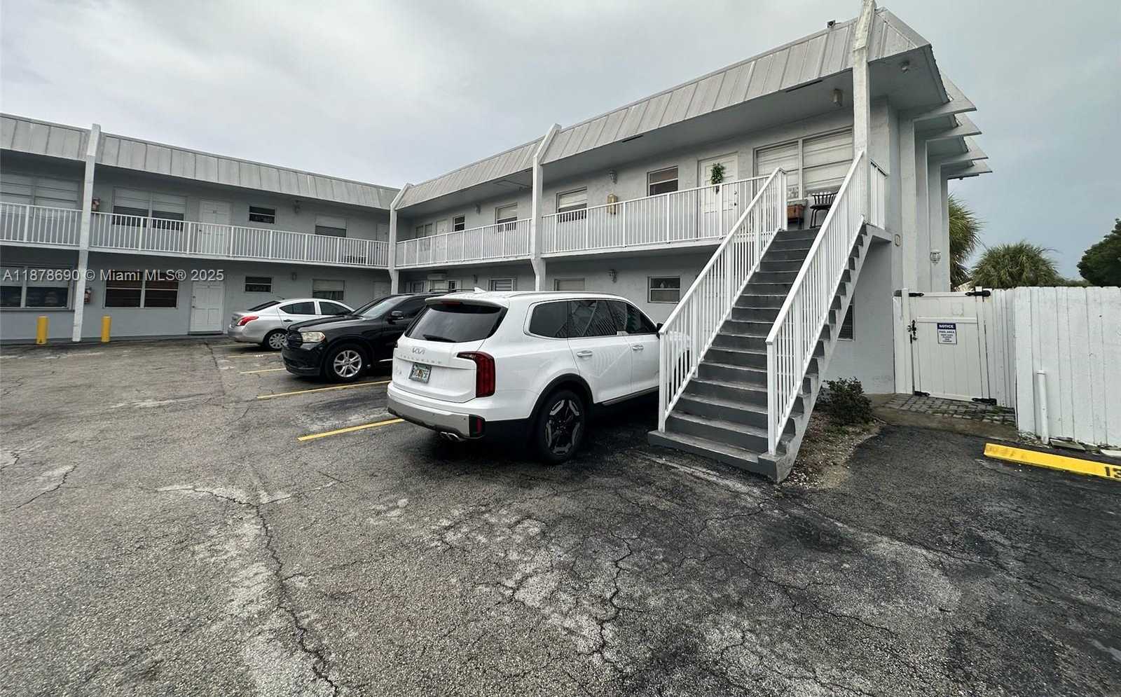 Small Image of 8 SOUTH EAST 19TH AVE, Pompano Beach Number 2