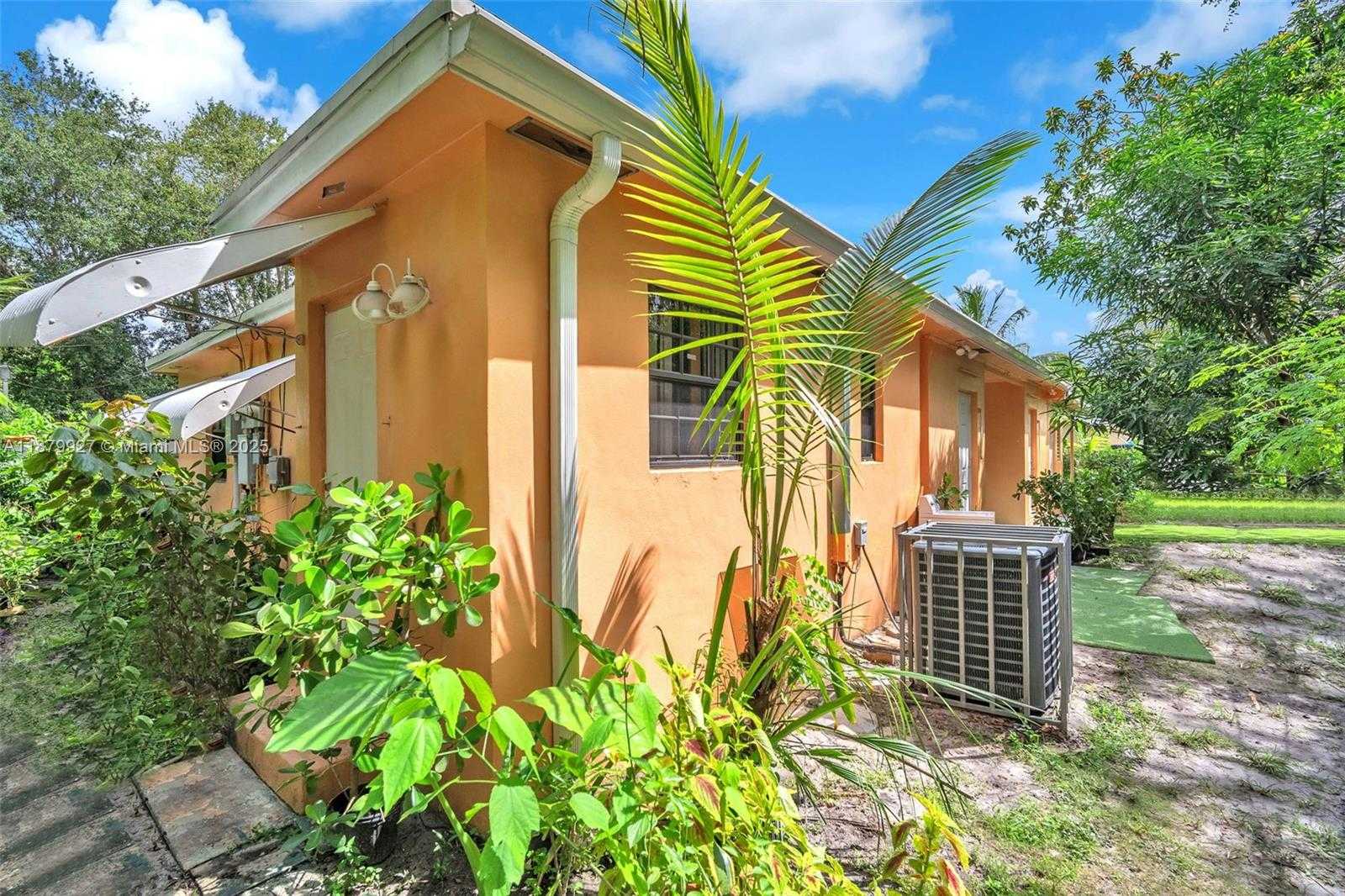 Small Image of 460 NORTH EAST 132ND ST, North Miami Number 3
