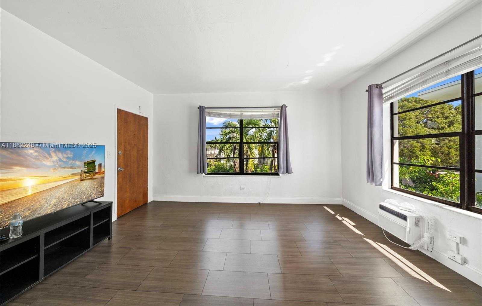 Small Image of 7320 CARLYLE AVE, Miami Beach Number 4