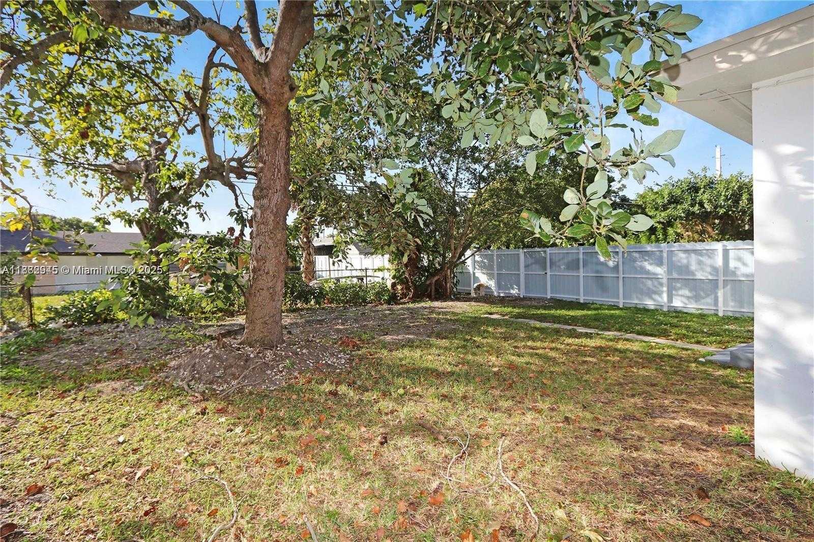 Small Image of 70 NORTH EAST 186TH TER, Miami Number 30