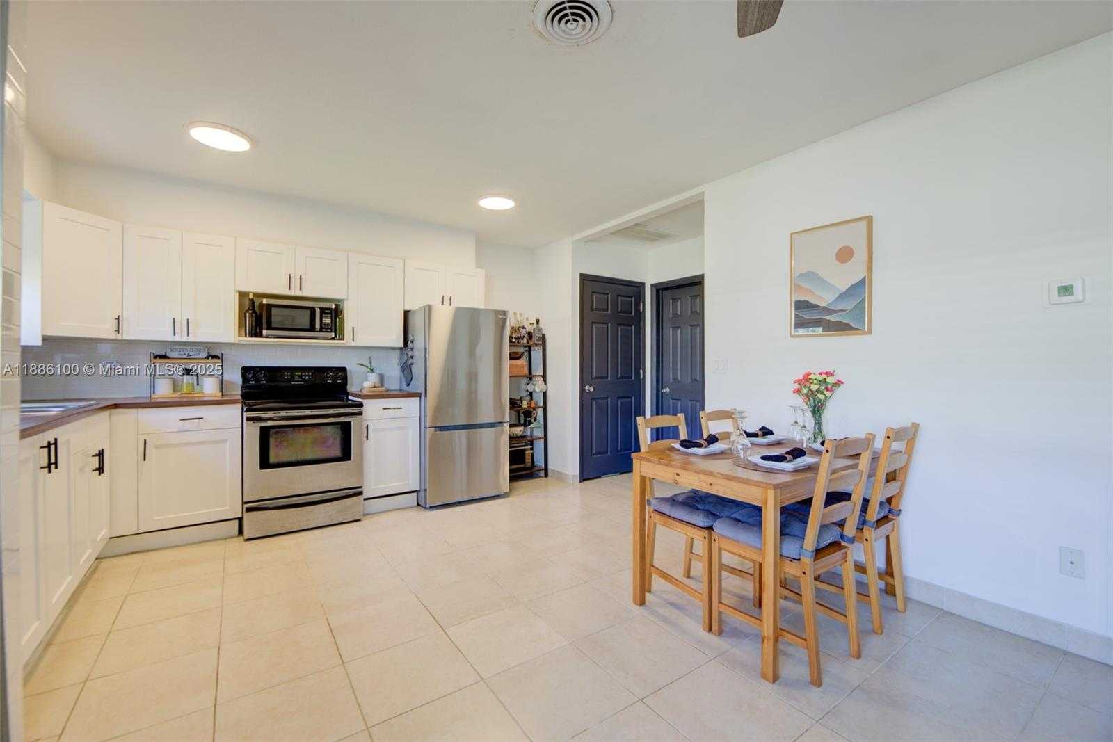 Small Image of 2235 COOLIDGE ST #2, Hollywood Number 15