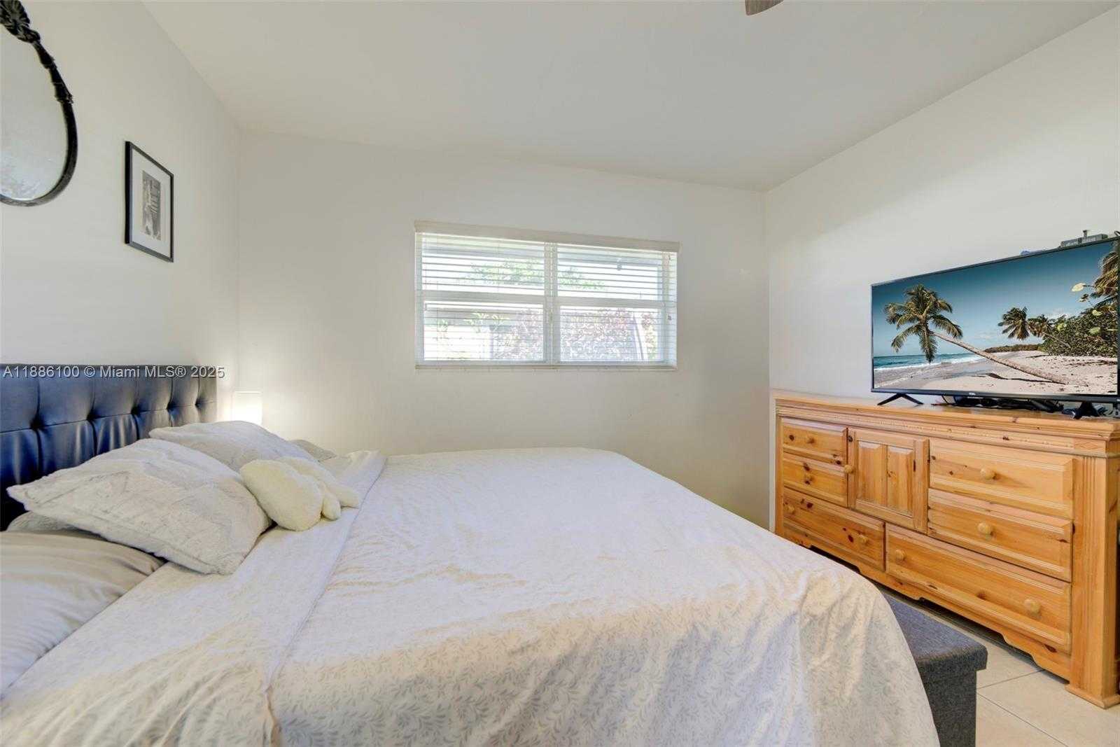 Small Image of 2235 COOLIDGE ST #2, Hollywood Number 20